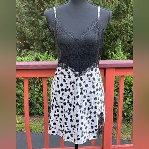 VICTORIA SECRET WHITE AND BLACK NEW NIGHT WEAR SIZE LARGE